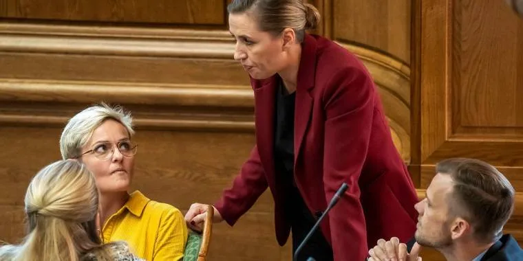 Indkalder til pressemøde