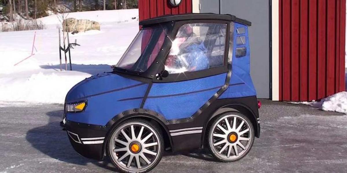 Det ligner verdens mindste bil, men vent til Mikael åbner døren