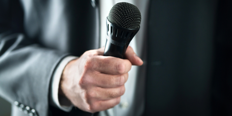 Forlover fyrer joke af i tale til bryllup: Så bliver han smidt ud