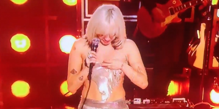 Miley Cyrus taber sin top live på scenen