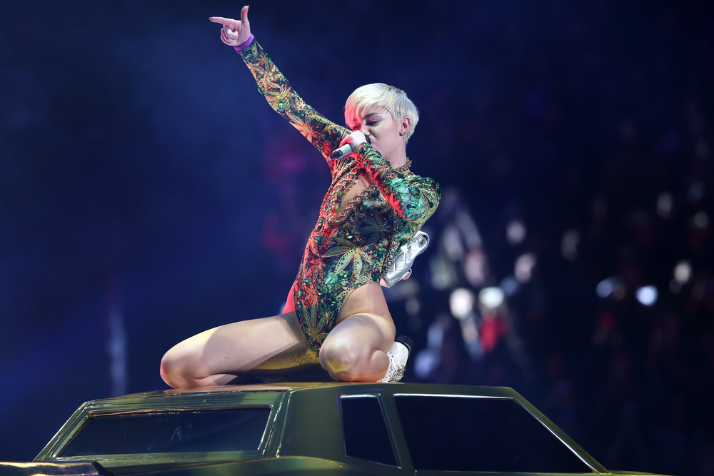 Miley Cyrus kommer til Danmark – Fejrer det ved at dele nøgenbillede