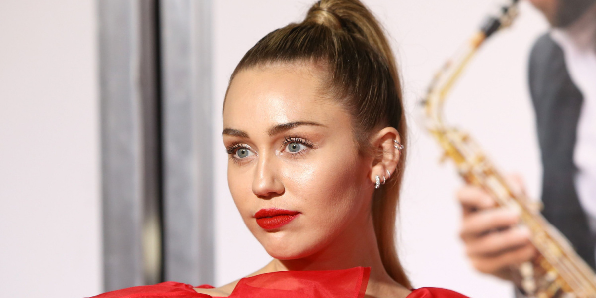Miley Cyrus tager kameraet med i bad: Overlader næsten intet til fantasien