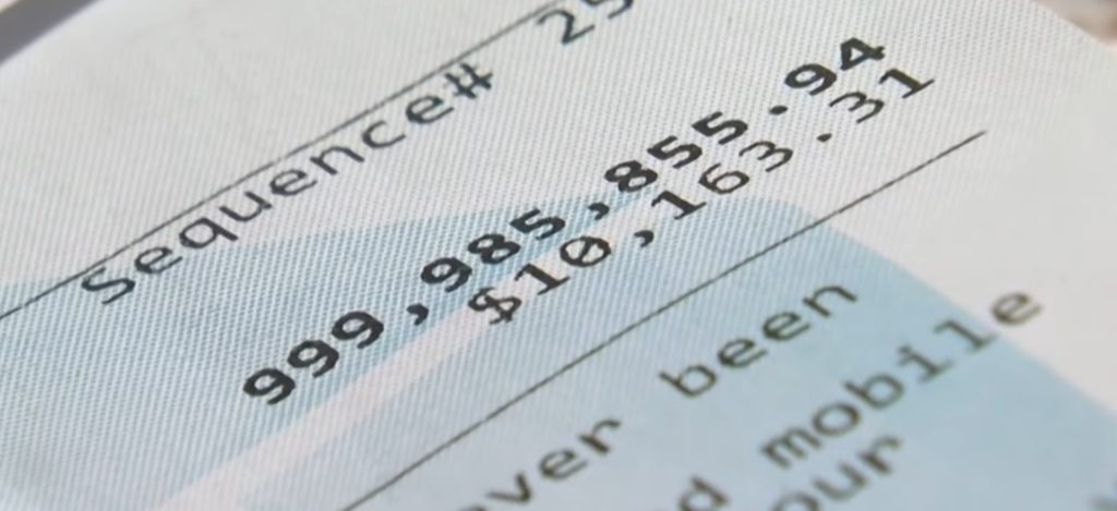 Julia ville hæve 20$ i en automat men endte med at skylde banken én milliard