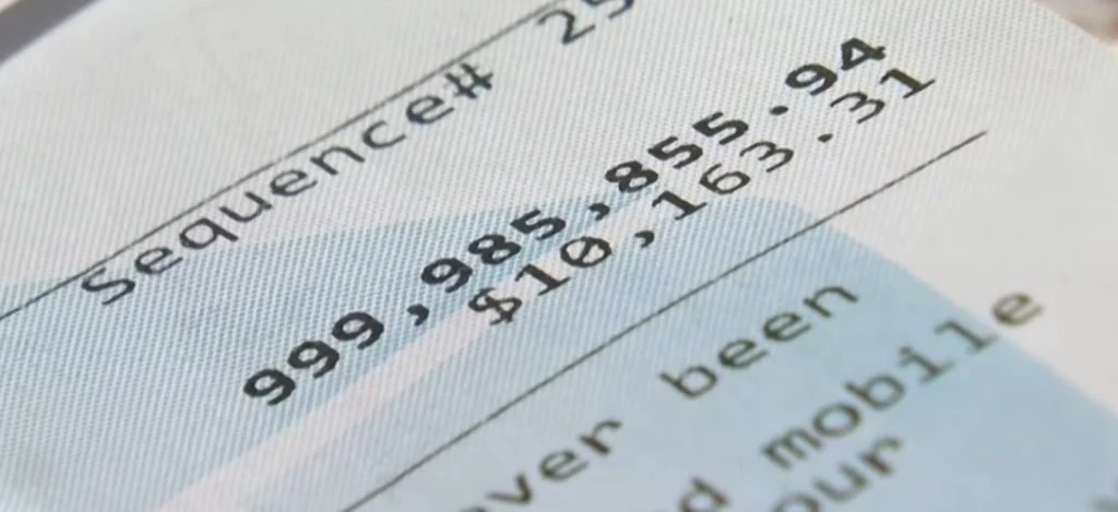 Julia ville hæve 20$ i en automat men endte med at skylde banken én milliard