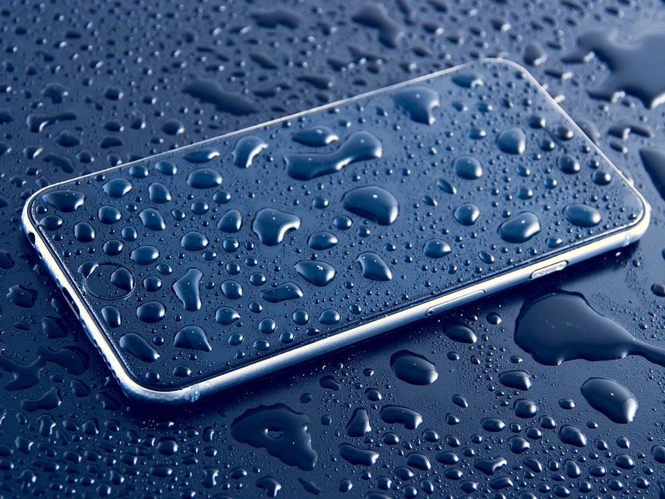 3 gode råd til, hvordan du redder din smartphone, hvis den er blevet våd
