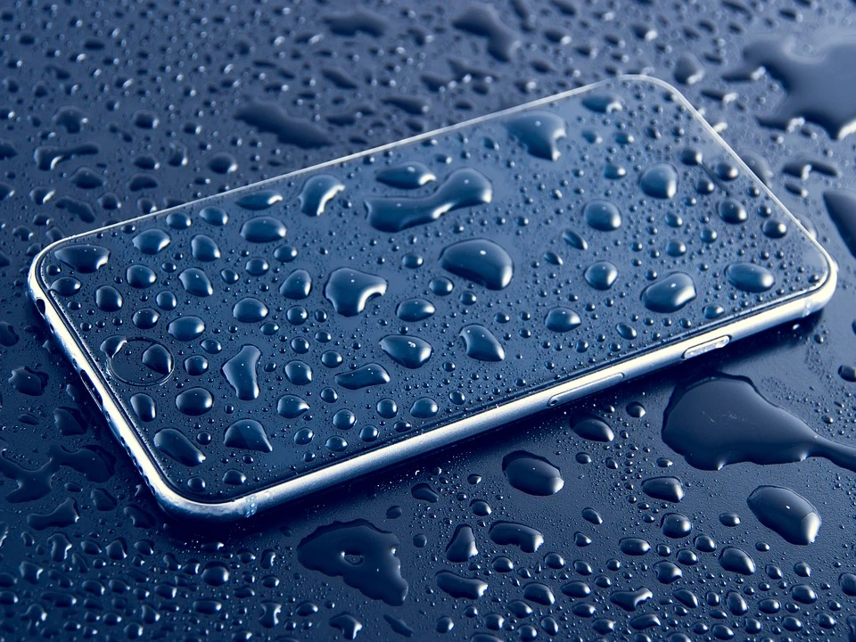 3 gode råd til, hvordan du redder din smartphone, hvis den er blevet våd