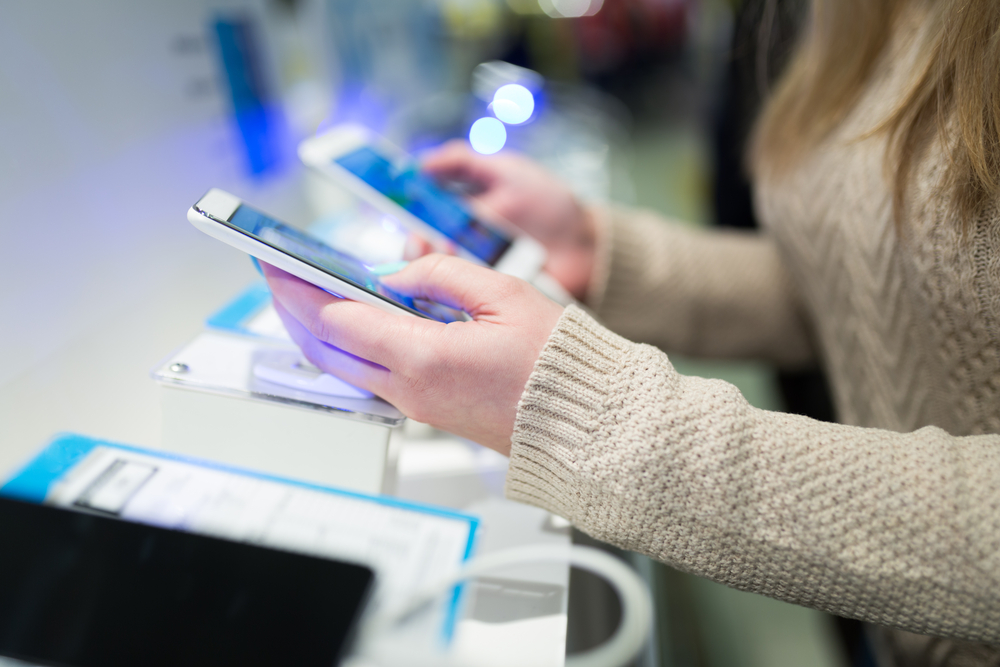 23-årig kvinde gik ind i telebutik i Aarhus – det ville personalet ønske, hun aldrig havde gjort
