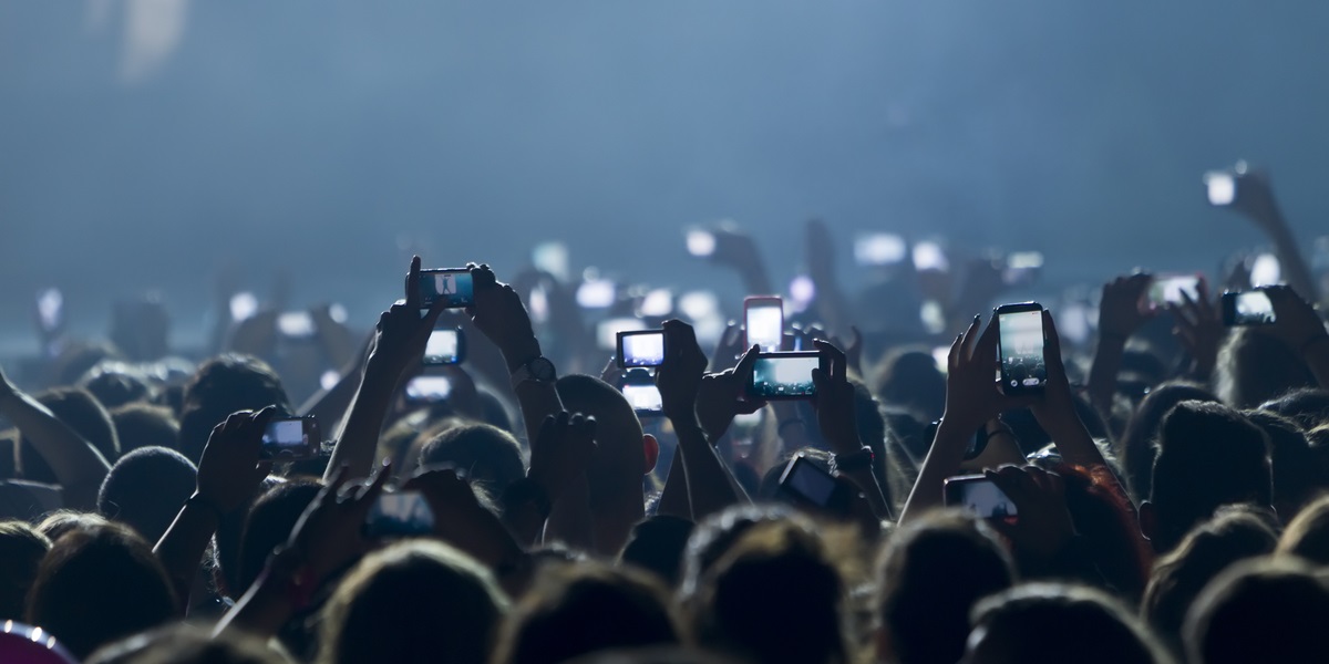 Verdensstjerne giver koncert i Danmark: Nægter folk at have mobilen med