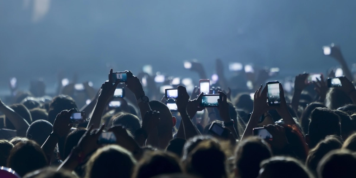 Verdensstjerne giver koncert i Danmark: Nægter folk at have mobilen med