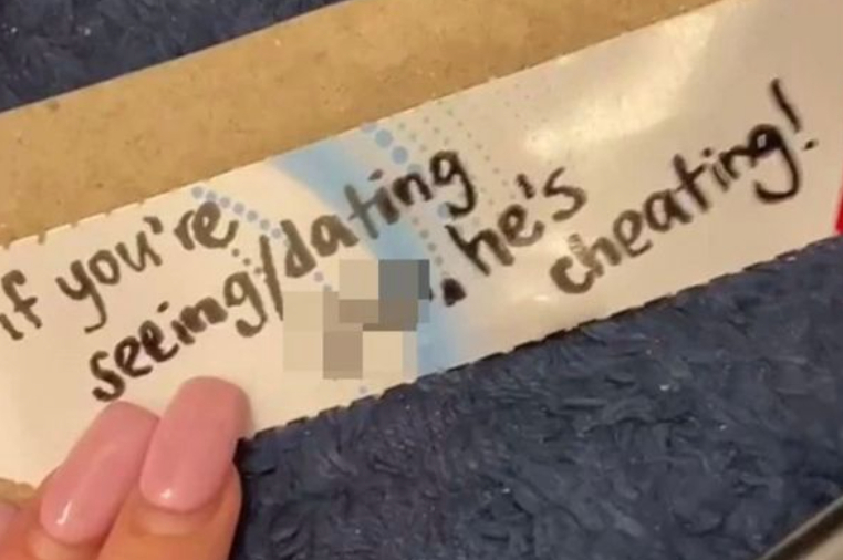 Tog med dreng hjem: Efterlod hemmelig besked på toilettet for at advare andre kvinder