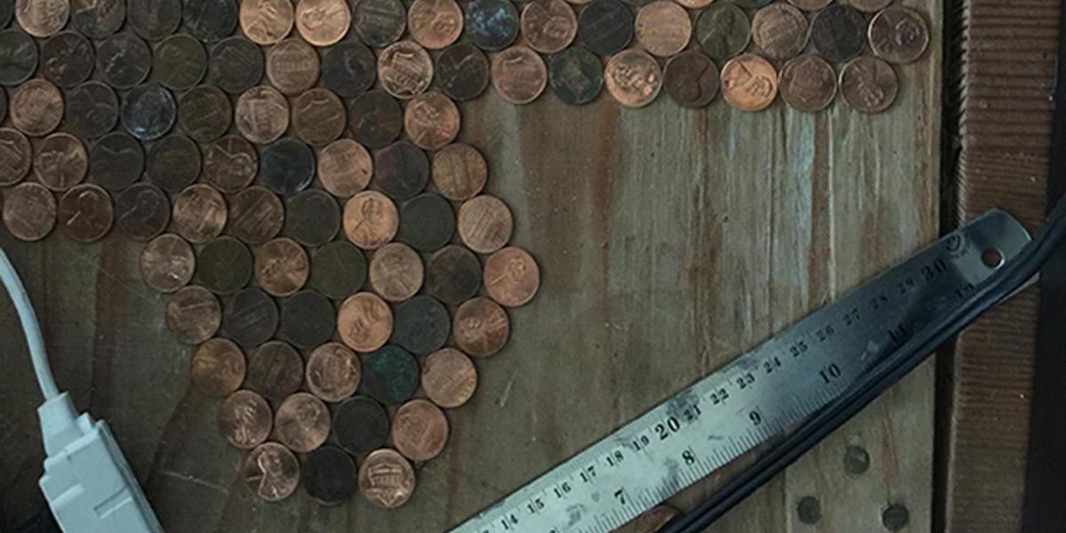 Hun limer 15.000 mønter fast på gulvet: Vent til kameraet zoomer ud