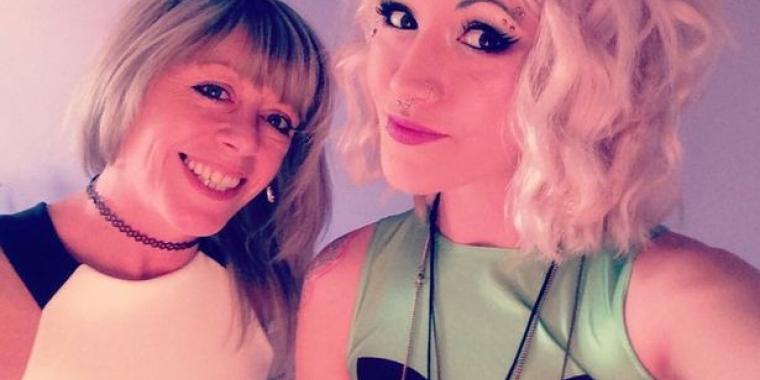 Mor tjekker datterens Facebook-profil: Så bryder hendes verden sammen