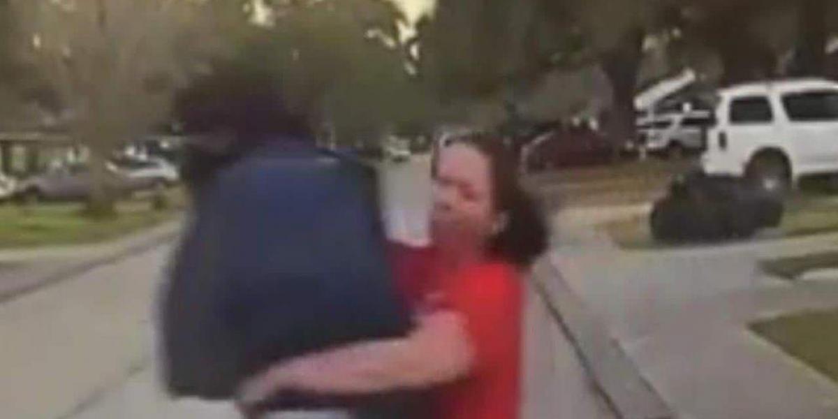 Mor spotter mystisk mand ude foran datterens soveværelse