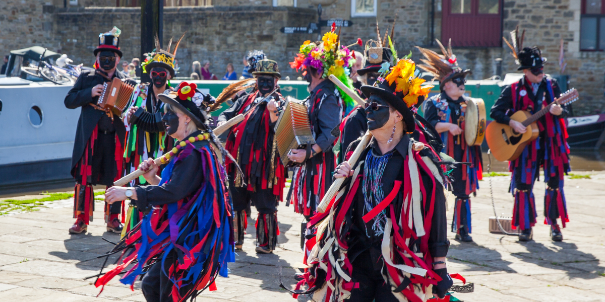 Dansere dropper 500 år gammel tradition med sort ansigtsmaling for at undgå racismeanklager