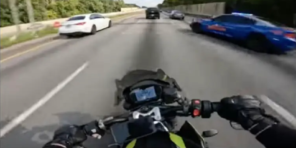 Dummere end politiet tillader: Flygter fra politiet og lægger videoen på internettet