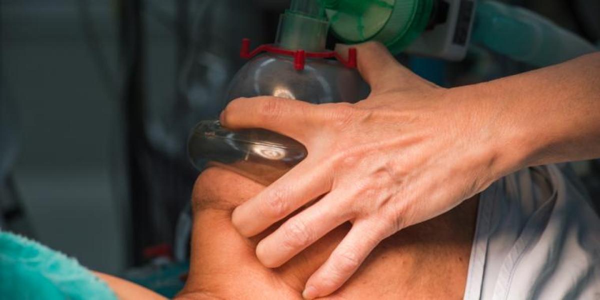 Kvinde sætter båndoptager til at optage, før narkoselægen bedøver hende – da hun lytter optagelsen igennem, er hun dybt chokeret