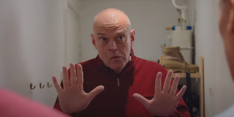 Niels Olsen overrasker i ny video: Har fået sin penis sprængt af i en fyrværkeriulykke