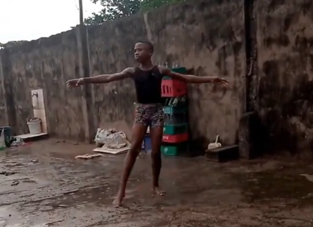 Nigerianske balletdanser går viralt: Danser barfodet på beton i regnvejr