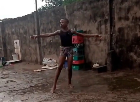 Nigerianske balletdanser går viralt: Danser barfodet på beton i regnvejr