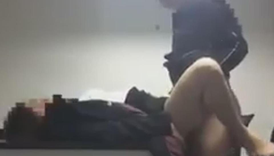 Chef fanget i pinlig video: Har sex med ansat i mødelokale, mens videokonference kører