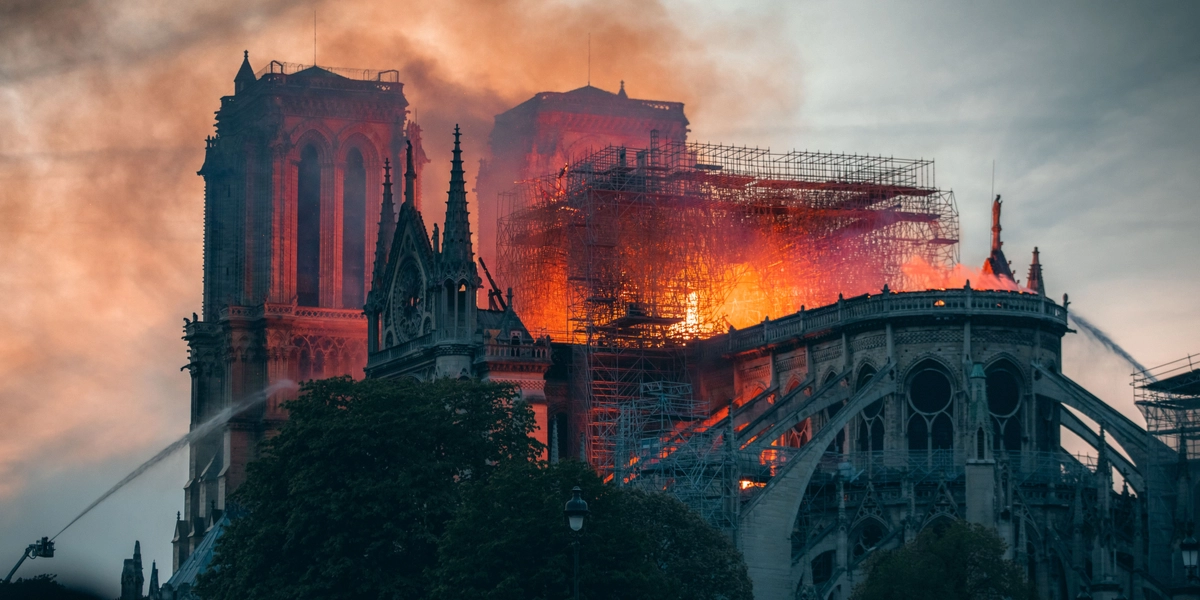 Brand fører til “bemærkelsesværdigt” fund under Notre Dame katedralen