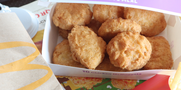 Kvinde hørte datter bide i noget hårdt i McNugget: Fik et chok, da hun så, hvad det var