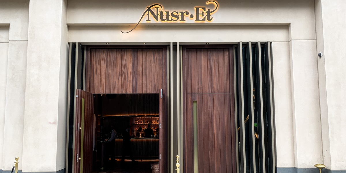 Eksklusivt steakhouse fik uventede gæster midt i den travle periode: Dette var årsagen