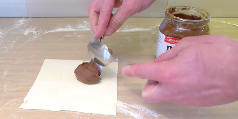 Han lægger en klat Nutella på et stykke butterdej – Om lidt kan du høre englene synge