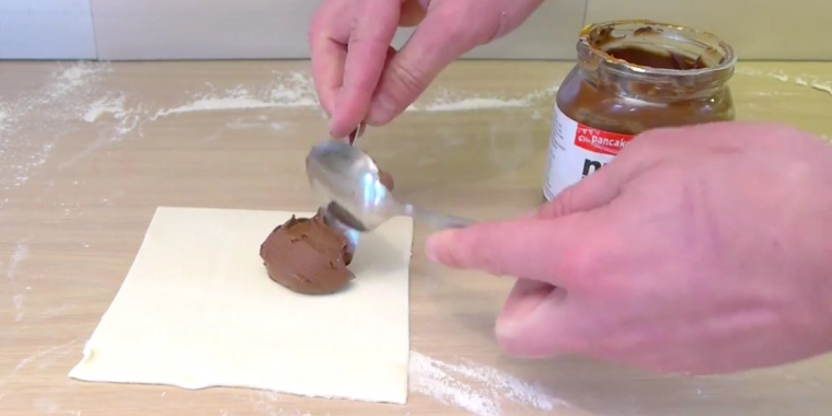 Han lægger en klat Nutella på et stykke butterdej – Om lidt kan du høre englene synge