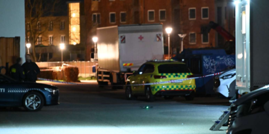 21-årig kvinde dræbt af knivstik: Drabsmand fortsat på fri fod