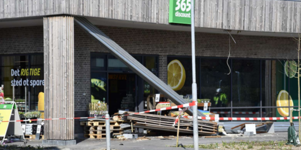 Facade ødelagt: 70-årig kvinde kørte ind i Coop365