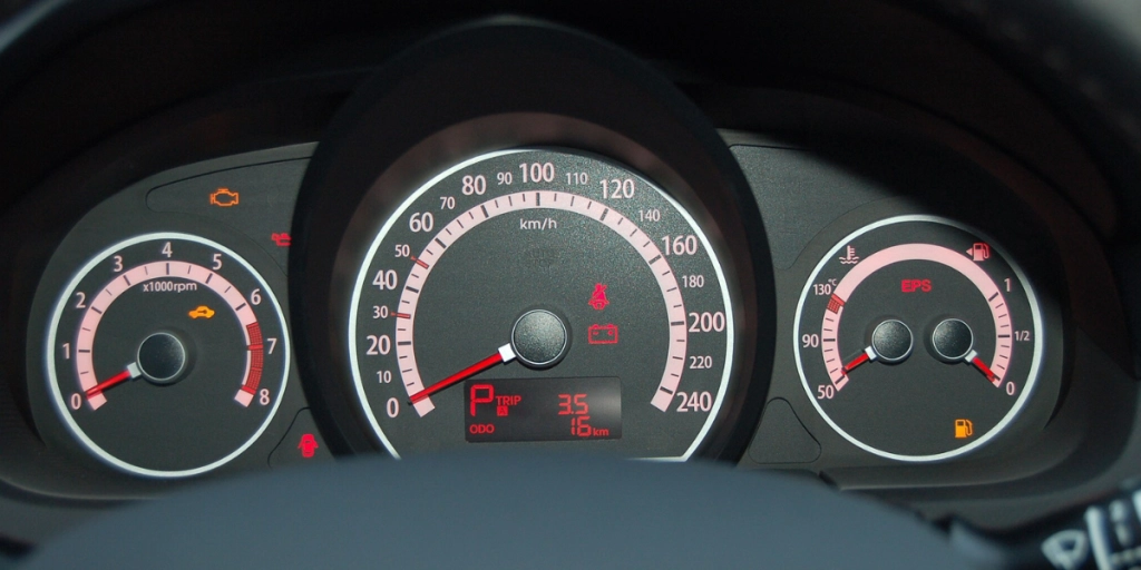 Fejl i hver tiende danske bils speedometer koster ejerne dyrt – og det er ikke i fartbøder