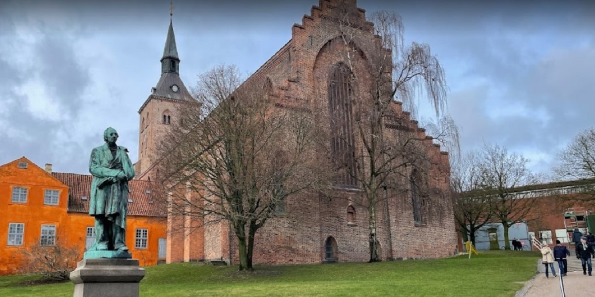 Kirkeklokke på 1,2 ton var én centimeter fra at falde ned: “Den stopper nok ikke lige med det samme”