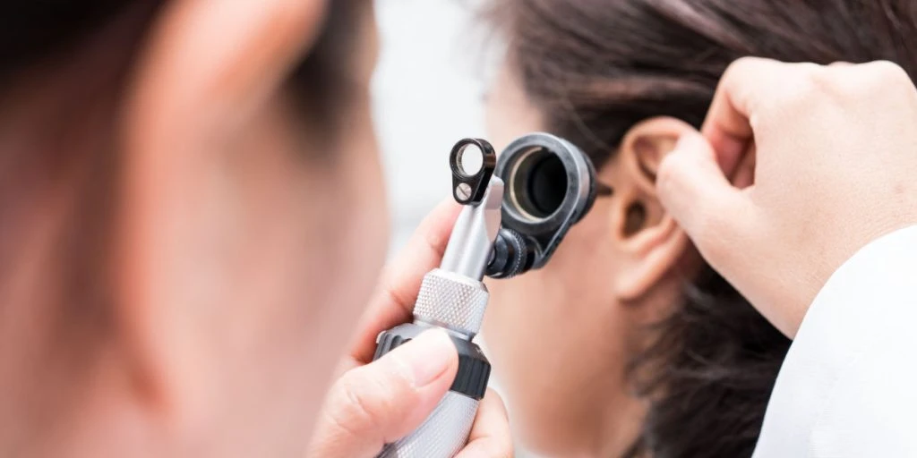Kvinde tror hun har tinnitus: Ørelægens fund i hendes øre, får det til at løbe koldt ned ad ryggen