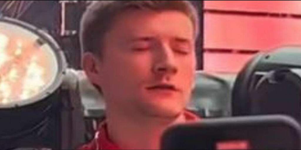 Mand sang mens han var på arbejde: Det kostede ham jobbet