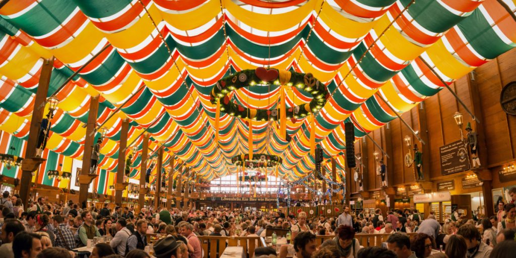89-årig kvinde blev lidt for fuld til oktoberfest: Det hun siger til ambulanceredderne, får smilet frem