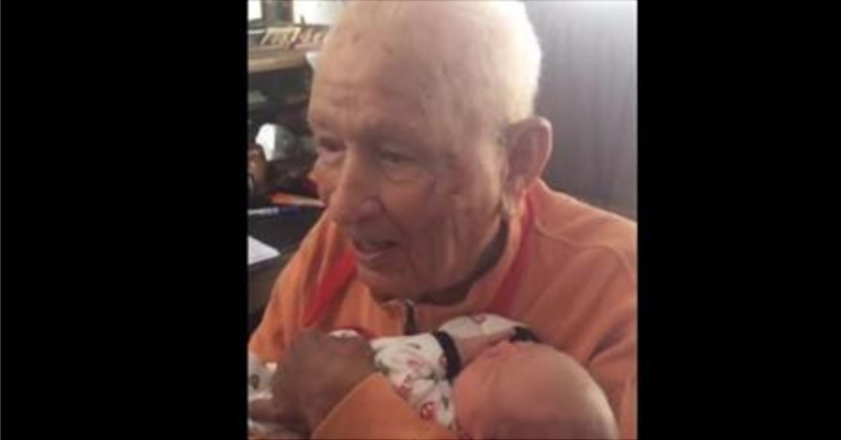 Videoen er set 13 millioner gange: Her møder 105-årig sit fem dage gamle oldebarn for første gang