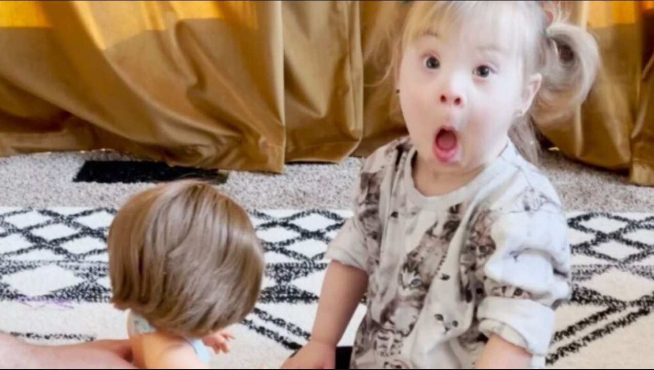 2-årig pige med Downs syndrom får en speciel lavet dukke: Reaktionen rører mange