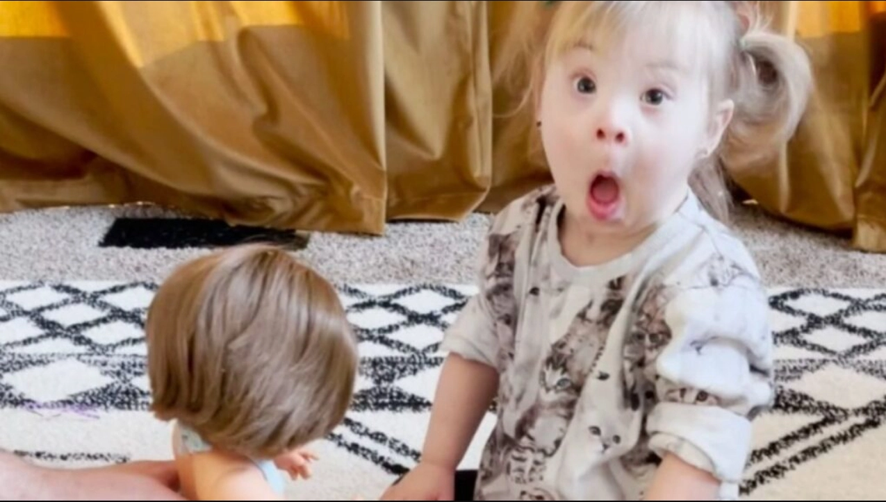 2-årig pige med Downs syndrom får en speciel lavet dukke: Reaktionen rører mange