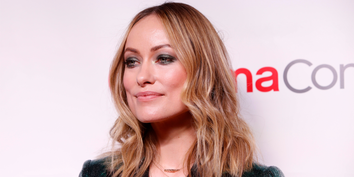 Olivia Wilde smider bh’en og viser barmen frem