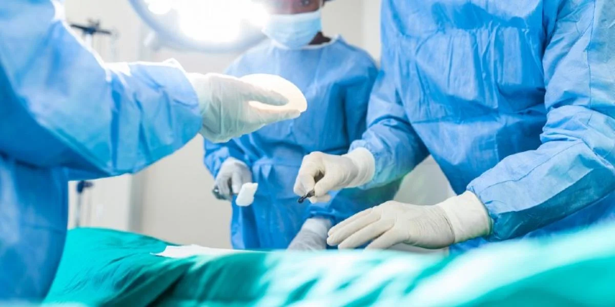 Kirurg laver utilgivelig brøler på 82-årig patient