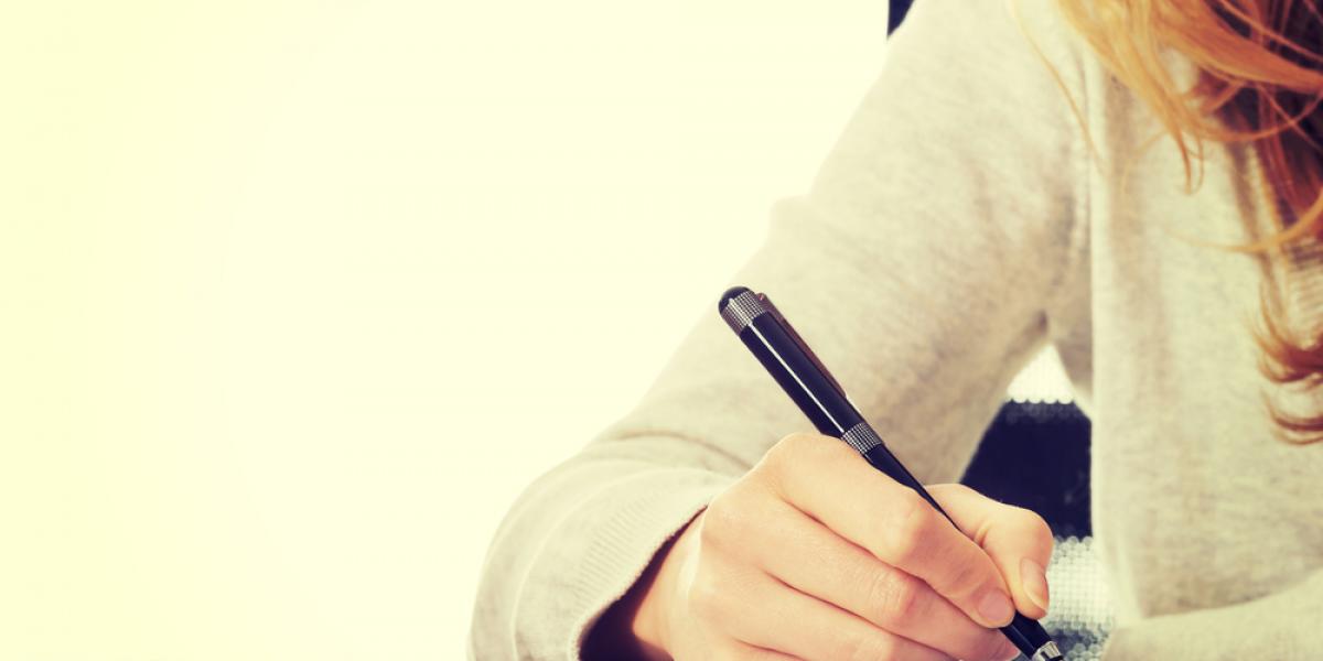 Studerende skrev filmanmeldelse på blot 19 ord: Alligevel gav læren hende 12