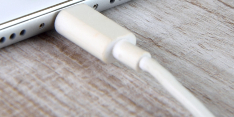 Farlig mobiloplader tilbagekaldes: Kan bryde i brand