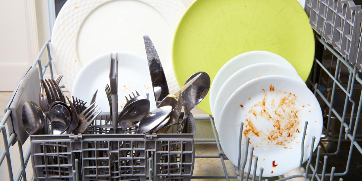 Kom disse to ingredienser i opvaskemaskinen – den vil funkle som ny
