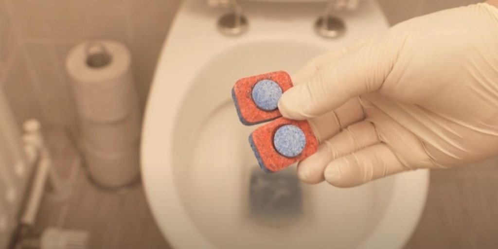 Han putter opvasketabs i toilettet: Se nu her hvad der sker