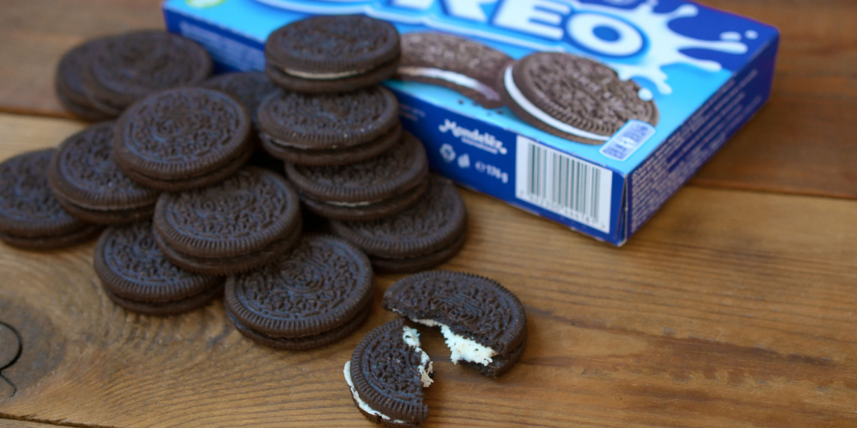 John blev så sur på sin kone, at han kastede en pakke Oreo efter hende ...
