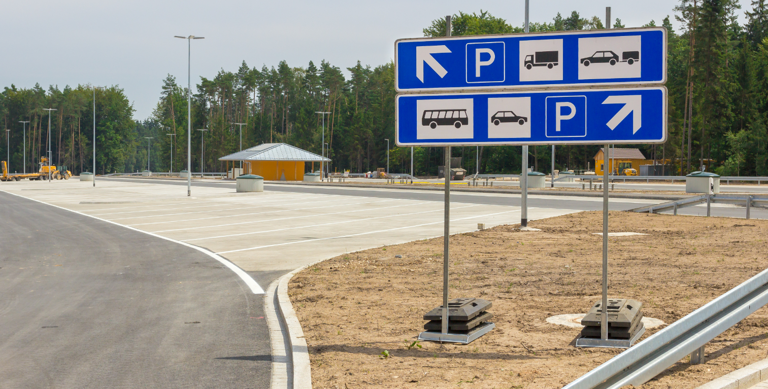 Mand “glemte” kone på rasteplads, så hun måtte gå 20 kilometer til nærmeste politistation: Troede hun sov på bagsædet