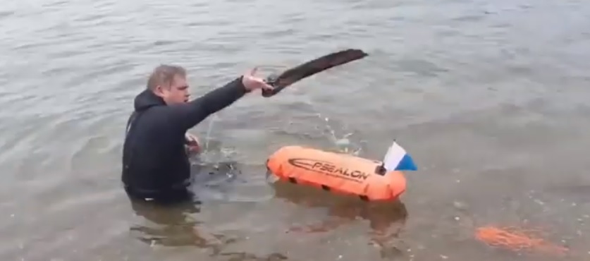 Video: Se Rasmus Paludan svømme over Lillebælt – Forfulgt af politi i gummibåd
