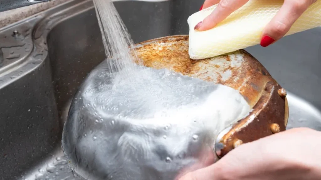 Ekspert med godt tip: Gør dine gryder og pander fri for rust på få sekunder ved at blande 2 naturlige ingredienser