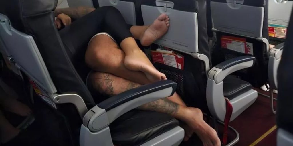 Flypassager ‘kan ikke tro sine egne øjne’ da forelsket par ‘hygger sig’ ovenpå hinanden
